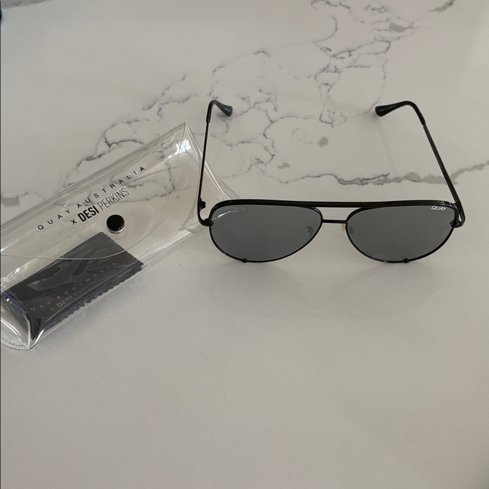 Quay x Desi High Key Black Black / Silver
